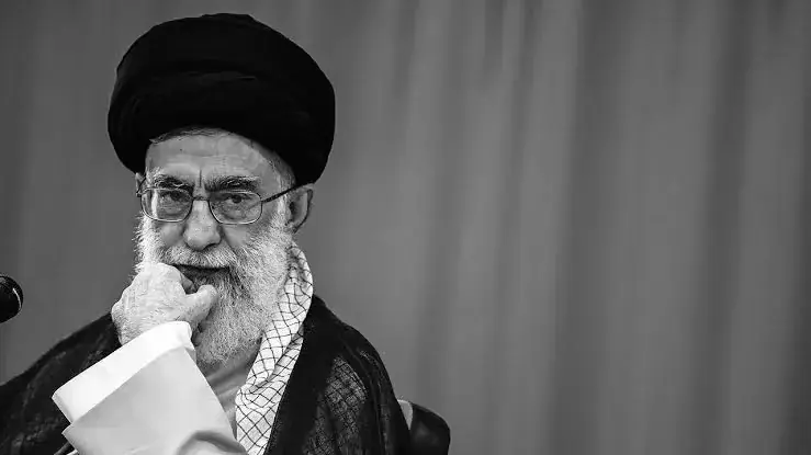 انتشار تصویری برای نخستینبار از رهبر شهید انقلاب در حال قرائت قرآن