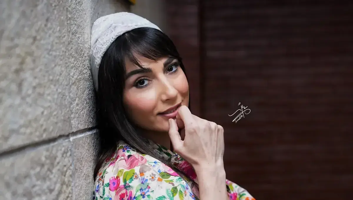 استایل شلوار گشاد سمیرا حسنپور در پشت صحنه تئاتر (+عکس)
