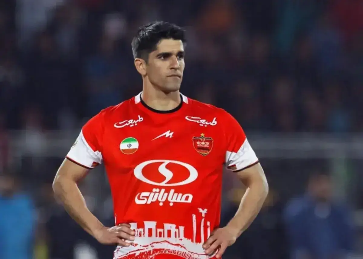 بازیکن پرسپولیس همزمان روی دو همتیمی سالتو زد!