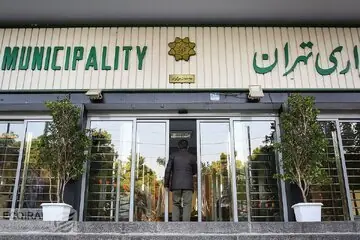 سپردن معیشت تهرانیها به دست شهرداری کار درستی است؟ / این دستگاه در اسکان مردم جنگزده و بازسازی شهر موفق بود که حالا ادعای تازه دارد؟