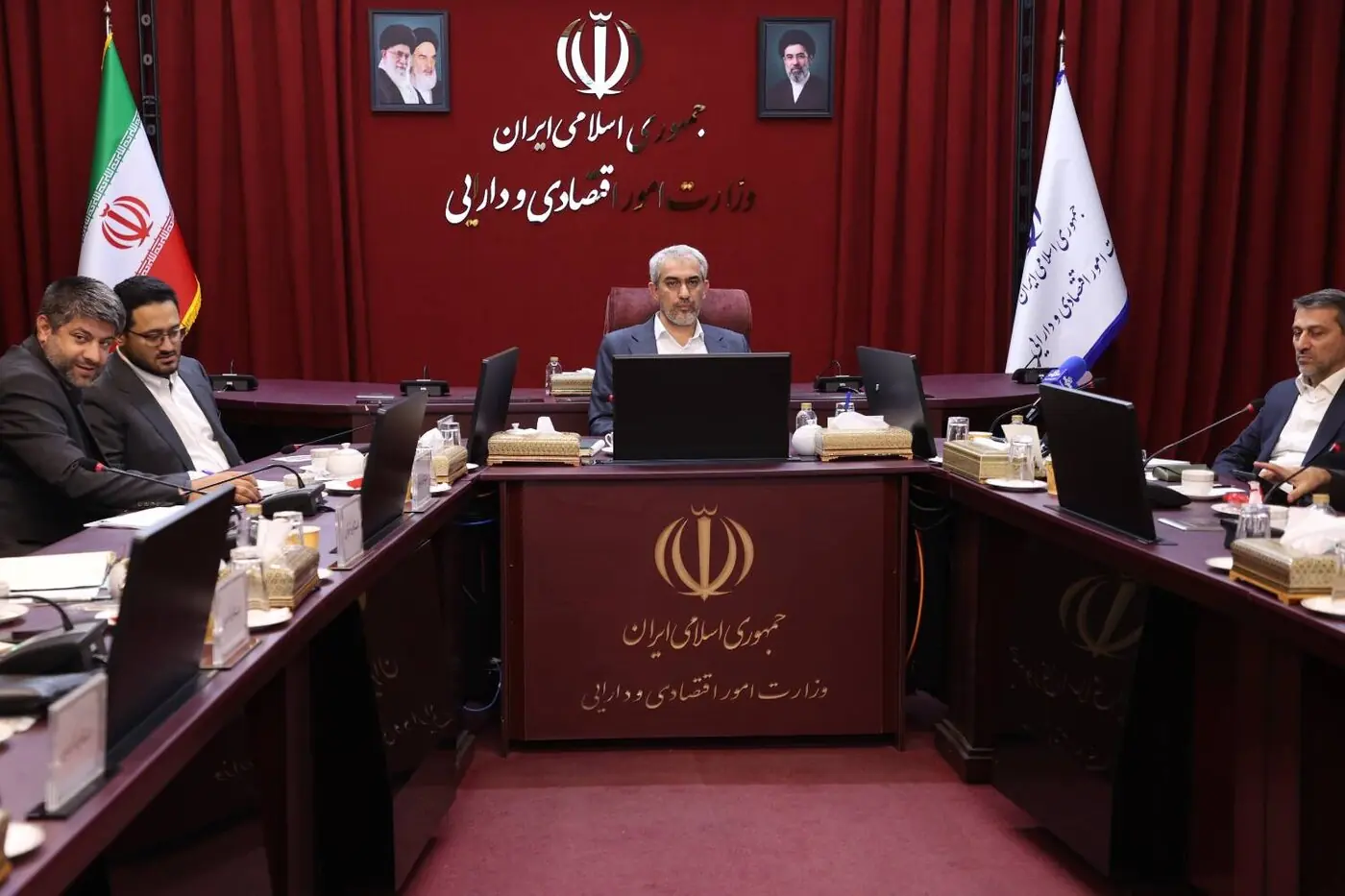 وزیر اقتصاد: مناطق آزاد باید الگوی سایر مناطق و پروژههای اقتصادی کشور باشند