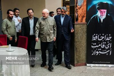 تصاویر حضور سرزده قالیباف در مراسم روز خبرنگار