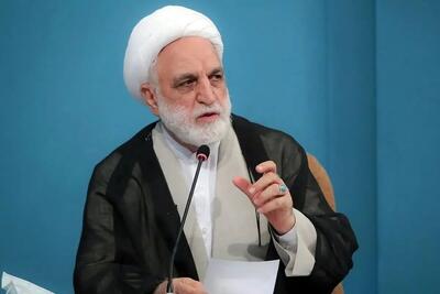 رئیس قوه قضائیه: تحت هیچ شرایطی نباید از توطئه چینیها و مکاید دشمنان غافل شویم؛ آنها بیکار ننشستهاند/ نباید از نفوذ دشمن و تلاش او برای مخدوش کردن انسجام ملی، غفلت کنیم/ یک تعداد از مسئولان و مدیران قضایی در دوره اخیر، تغییر میکنند یا جابهجا خواهند شد