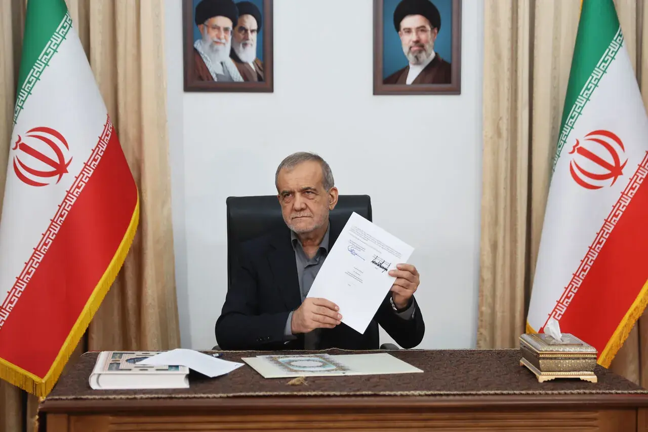 سخنگوی وزارت خارجه: ما در متن یادداشت تفاهم، موضوعی تحت عنوان مهلت ۶۰ روزه نداریم/ در توافق پیشبینی شده بود که طی یک دوره ۶۰ روزه، درباره دو موضوع «رفع تحریم» و «هستهای» گفتوگو شود و اگر طی این مدت به نتیجه نرسیدیم، زمان تمدید شود/ پس از نقض تفاهم توسط آمریکا، بحث ۶۰ روزه هم دیگر موضوعیت ندارد