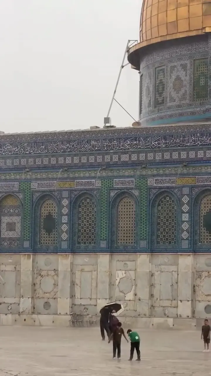 فوتبال کودکان زیر باران در صحن مسجدالاقصی