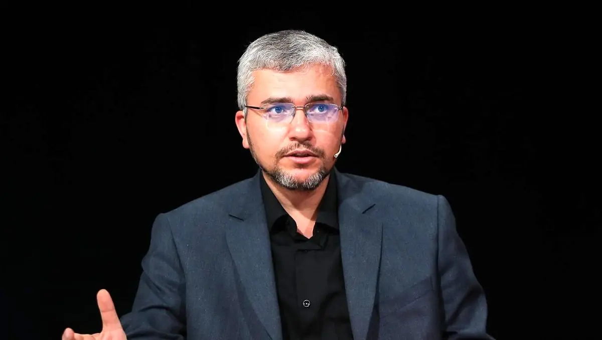 رضایی: کسی باید تسلیم شود که در ماشین غذا با خفت فرار میکند