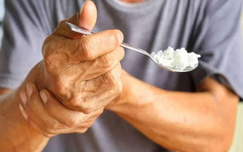 ۵ نشانه اولیه پارکینسون که فقط به لرزش دست محدود نمیشوند