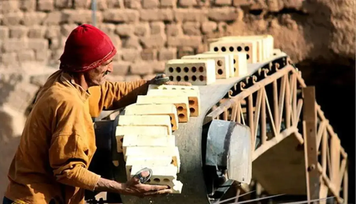 مرگ کارگر آجرپزی در آشخانه بر اثر برخورد با چرخ دندهها