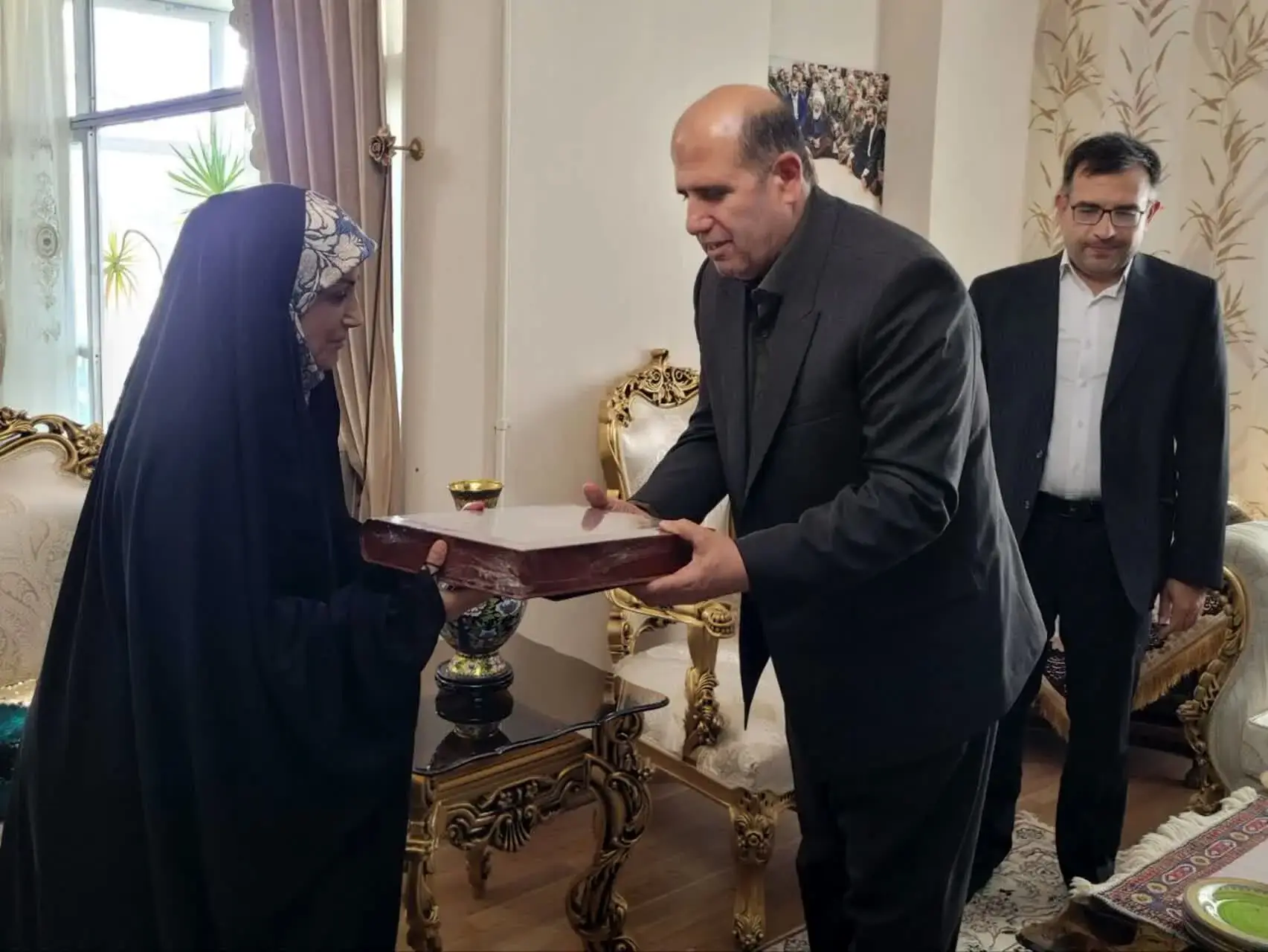 دیدار مدیرکل بنیاد شهید تهران بزرگ با خانواده امیر سرلشکر شهید جلالینسب
