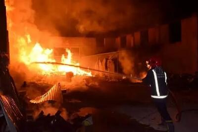 مهار آتشسوزی کارگاه تولید زغال در انتهای محله پنجتن شهر مشهد
