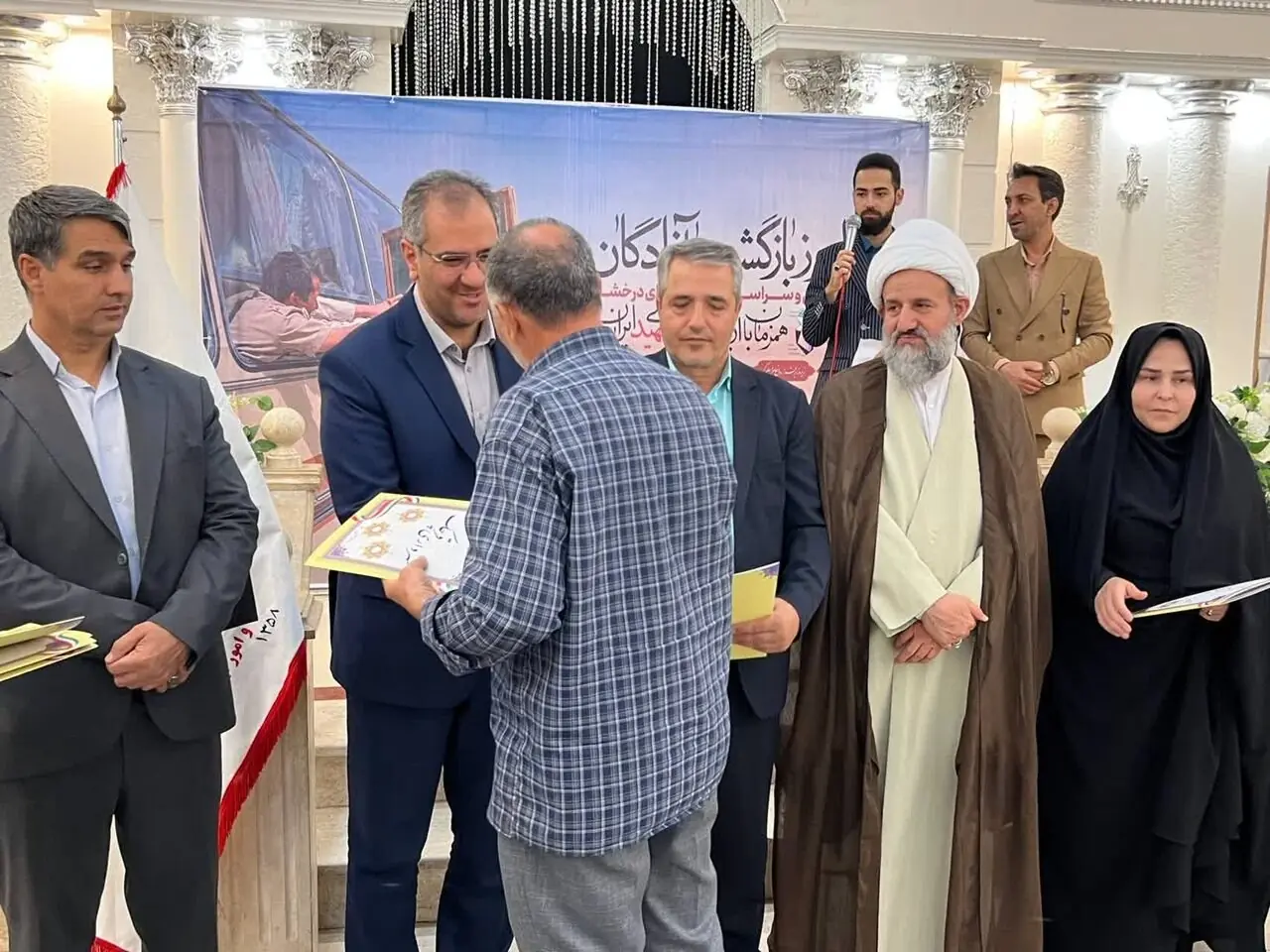  تأکید شهردار قرچک بر تکلیف مسئولان در قبال ایثارگران/ ۷۲ آزاده شهرستان تجلیل شدند