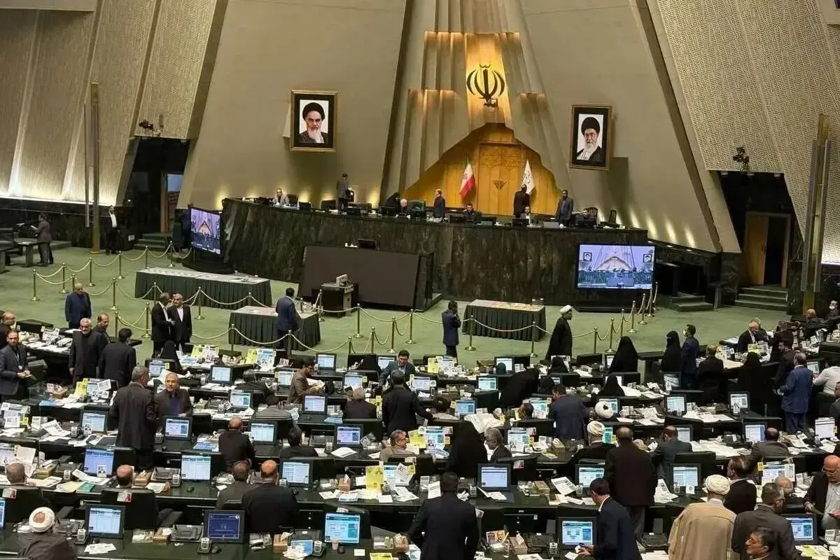 پست معنادار رسانه رهبر انقلاب همزمان با تصویب طرح عجیب ضد رسانه ای و ضدامنیتی مجلس/ عکس