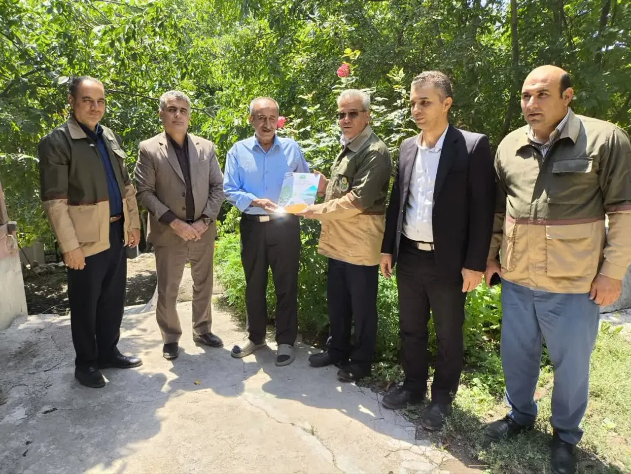 تجلیل از دو جنگلبان پیشکسوت؛ مردانی که در میدان خدمت به عرصه منابع طبیعی، حادثه را به جان خریدند