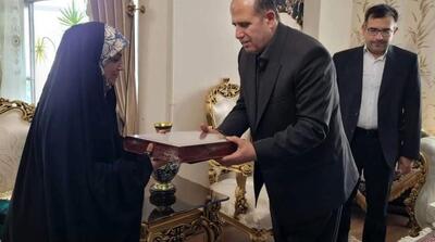 دیدار مدیرکل بنیاد شهید تهران بزرگ با خانواده امیر سرلشکر شهید جلالینسب - مردم سالاری آنلاین