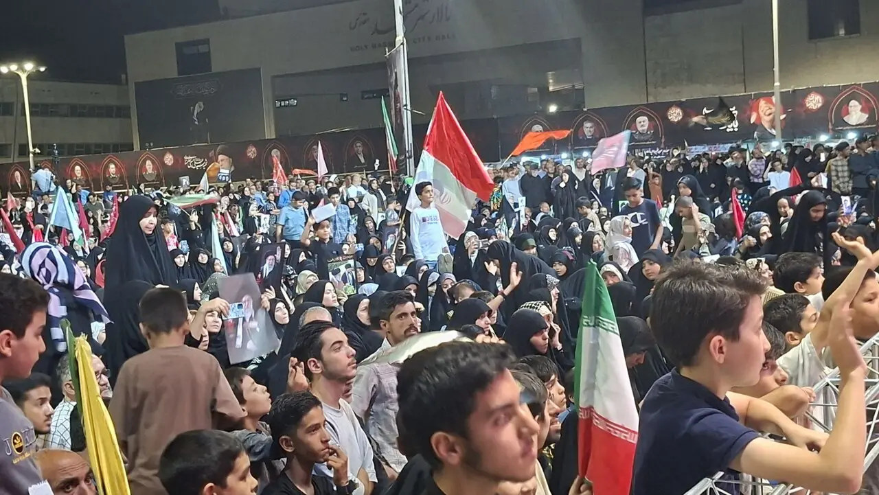 حضور باشکوه مشهدی ها در مراسم اربعین تدفین رهبر شهید