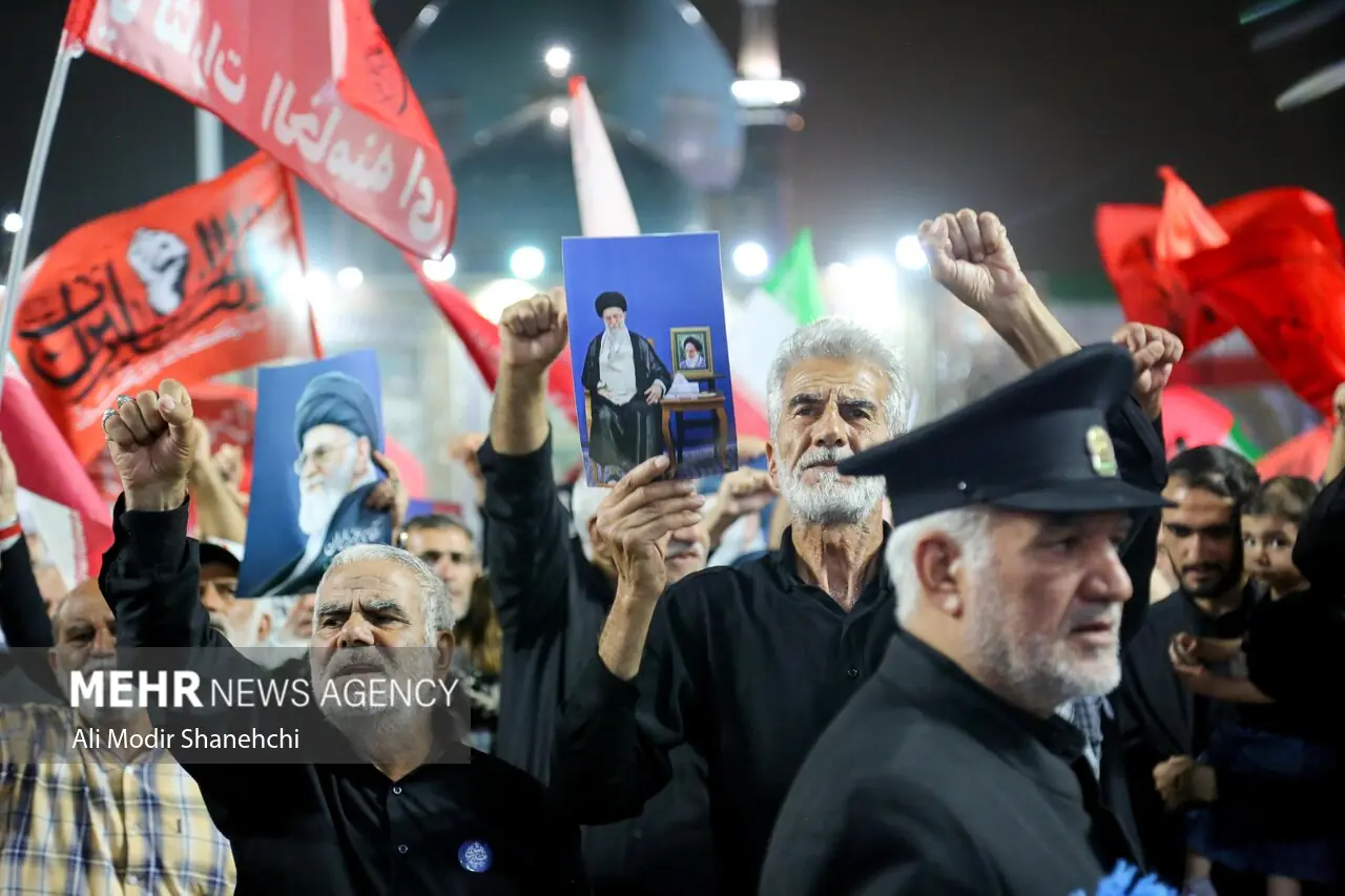 سینهزنی و عزاداری زائران رضوی در مراسم چهلمین روز تدفین رهبر شهید