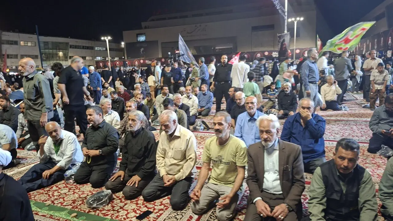 اقامه نماز در ویژه برنامه قرآنی محفل در مشهد