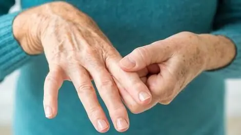  ۵ نشانه اولیه پارکینسون که نباید فقط به لرزش دست خلاصه شوند