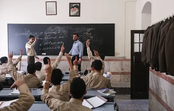 آیا تمدید خدمت بازنشستگان سد راه استخدام جوانان شده است؟