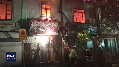 حریق گسترده در میدان شهرداری گرگان؛ حدود ۱۰۰ مغازه درگیر شدند