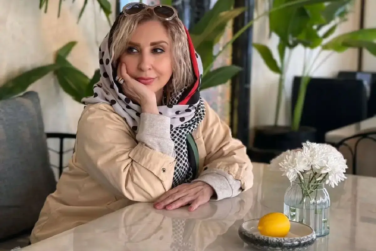  آواز احساسی؛ آواز خوانی و بی قراری مرجانه گلچین سرمزار عزیز از دست داده اش