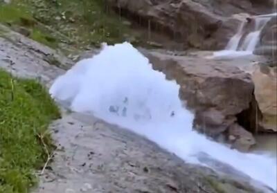 جوشیدن چشمه از دل سنگ بر اثر شدت بارش در ایلام!