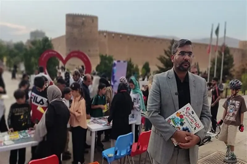 توزیع 500 جلد کتاب در دل بافت تاریخی شیراز - تسنیم