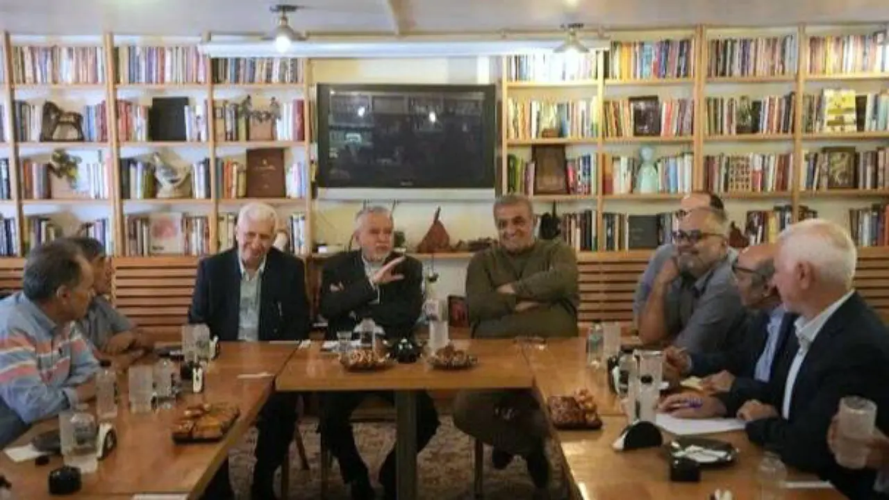  ساماندهی سد معبر دستفروشان کتاب در خیابان انقلاب