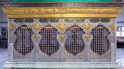  تعویض پرچم‌های عزا در حرم حضرت زینب (س) به مناسبت آغاز ماه ربیع‌الاول + فیلم