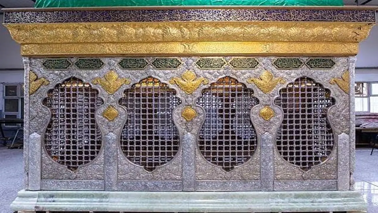 تعویض پرچمهای عزا در حرم حضرت زینب (س) به مناسبت آغاز ماه ربیعالاول + فیلم