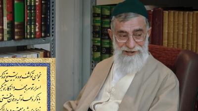  تصویری از قائد بزرگ امت در کتابخانه شخصی‌شان