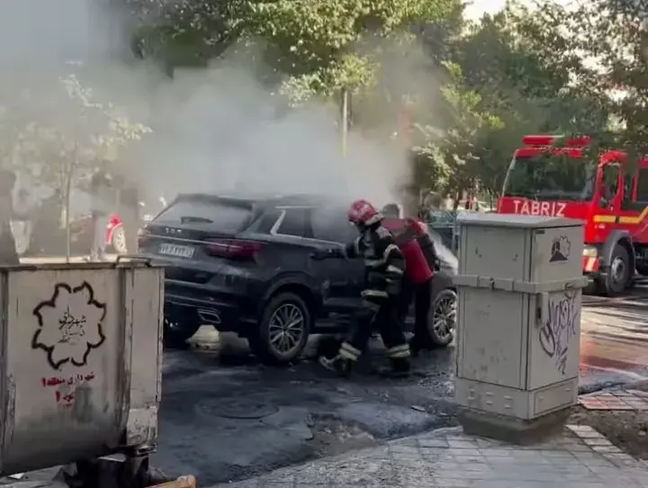 مهار آتشسوزی خودرو در تبریز؛ بدون تلفات جانی