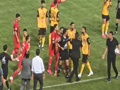 درگیری بازیکنان سپاهان و تراکتور در اواخر نیمه نخست | آخرین خبر