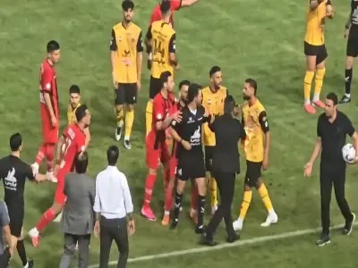  درگیری بازیکنان سپاهان و تراکتور در اواخر نیمه نخست | آخرین خبر