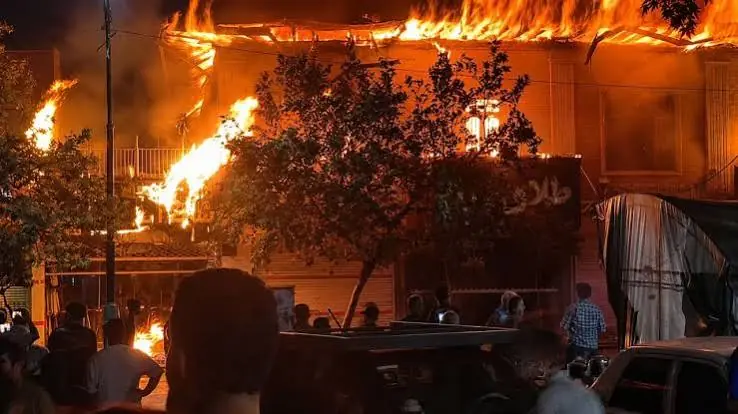 آتشسوزی گسترده در قلب تاریخی گرگان مهار شد؛ علت حادثه چه بود؟