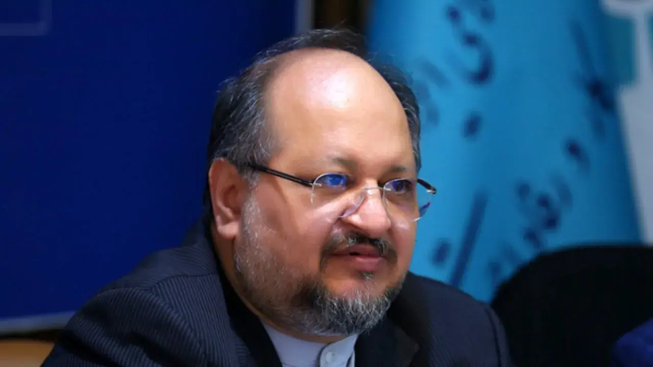 محمد شریعتمداری: دفتر پزشکیان تغییرات هلدینگ خلیجفارس را متوقف کرد