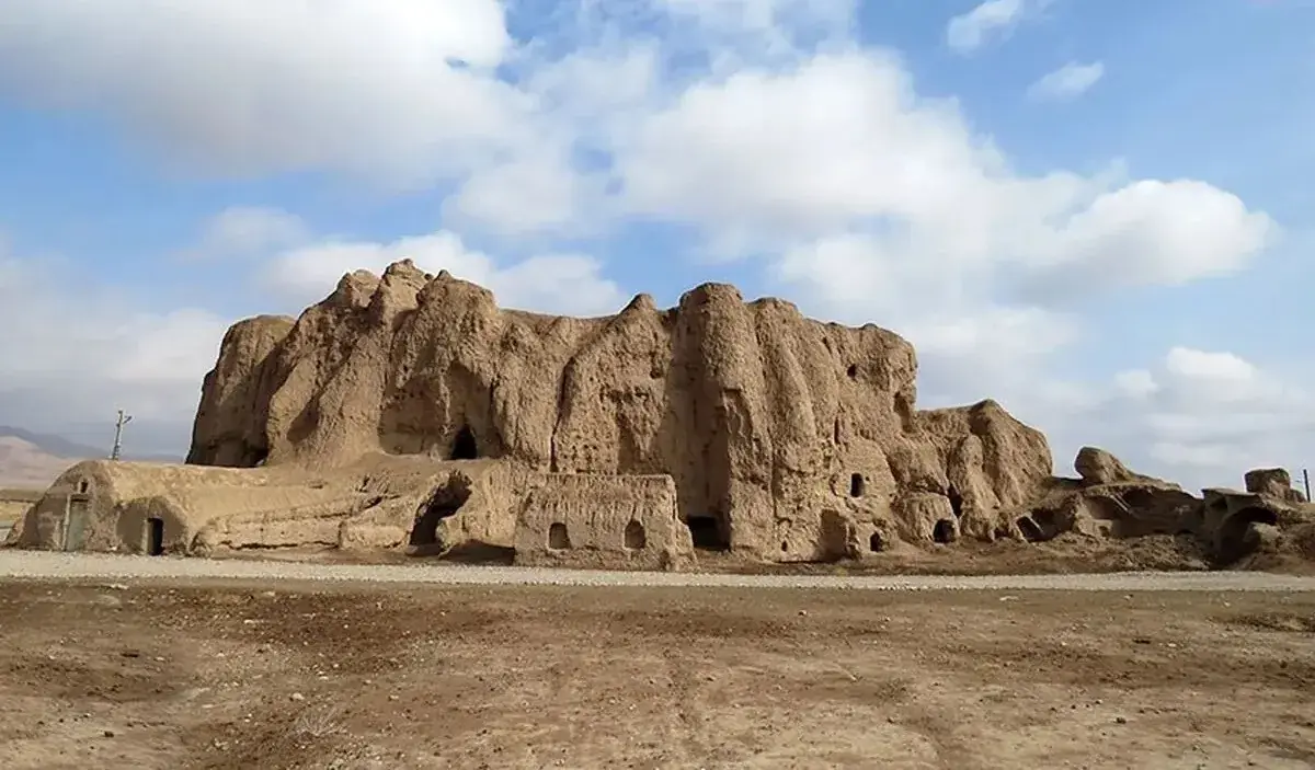 منظرۀ زیبای «قلعۀ پاده آرادان» در دوران قاجار
