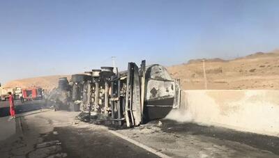 واژگونی تریلی حامل سوخت در محور آرینشهر ـ قاین؛ جاده مسدود شد