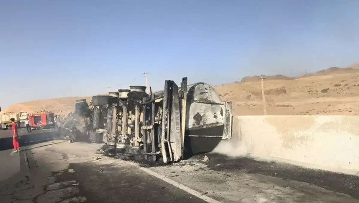 واژگونی تریلی حامل سوخت در محور آرینشهر ـ قاین؛ جاده مسدود شد