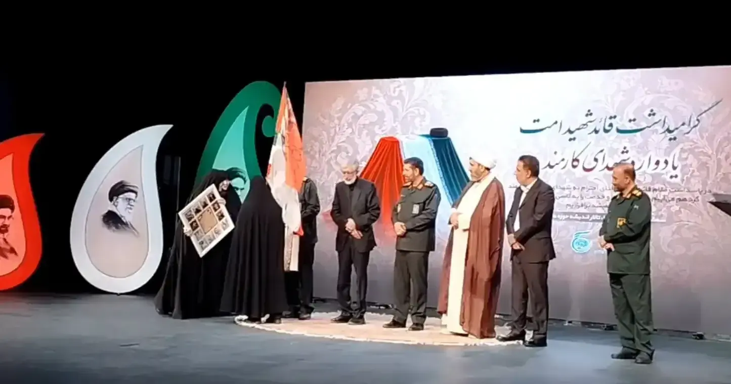  تجلیل از مادر شهیدی که در جنگ اخیر ۸ تن از اعضای خانواده خود را از دست داد