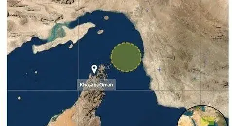 اصابت یک پرتابه ناشناس به یک کشتی باری در تنگه هرمز