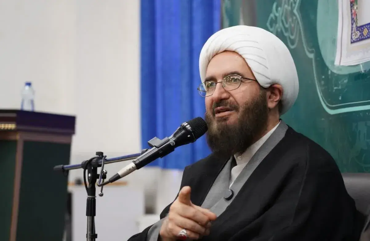 حاج علی اکبری: همسر رهبر شهید در بستر بیماری هستند