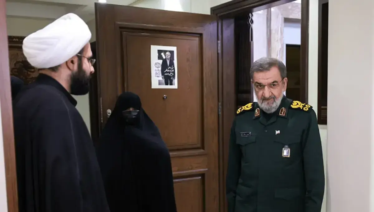 دیدار دبیر شورایعالی امنیت ملی با خانوادۀ شهید لاریجانی