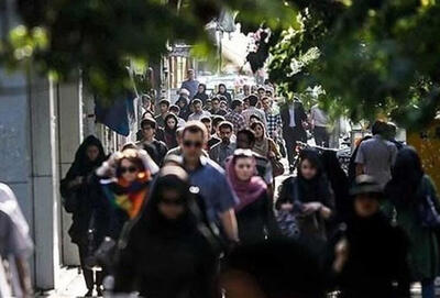 اعتماد به نهادها ریخت، شهروندان به هم پناه میبرند/ چرا مردم به یکدیگر تکیه میکنند؟