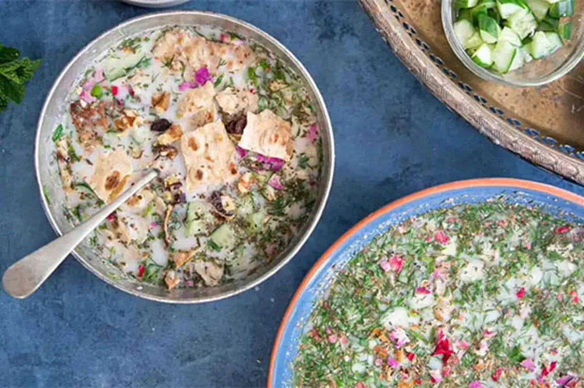 طرز تهیه آبدوغ خیار مجلسی با گردو و کشمش