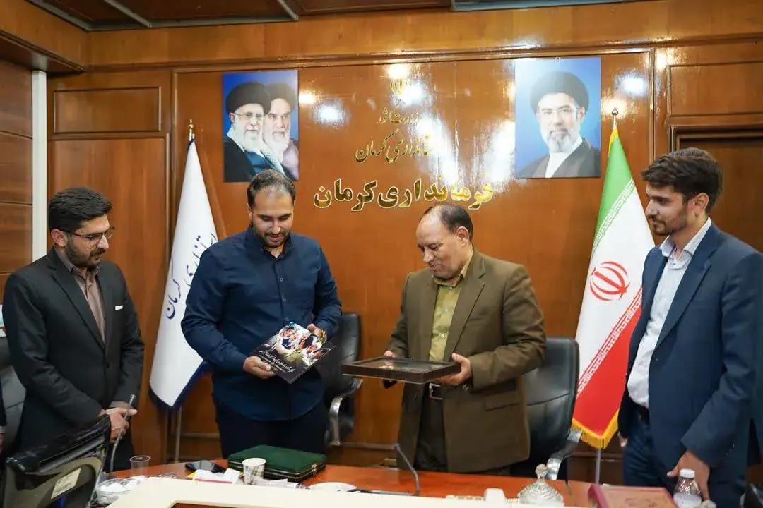 تجلیل جوانان کرمانی از آزاده و جانباز سرافراز دفاع مقدس