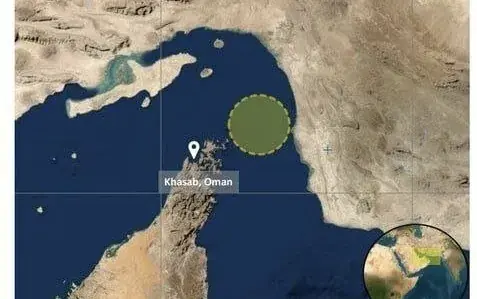 اصابت یک پرتابه ناشناس به یک کشتی باری در تنگه هرمز