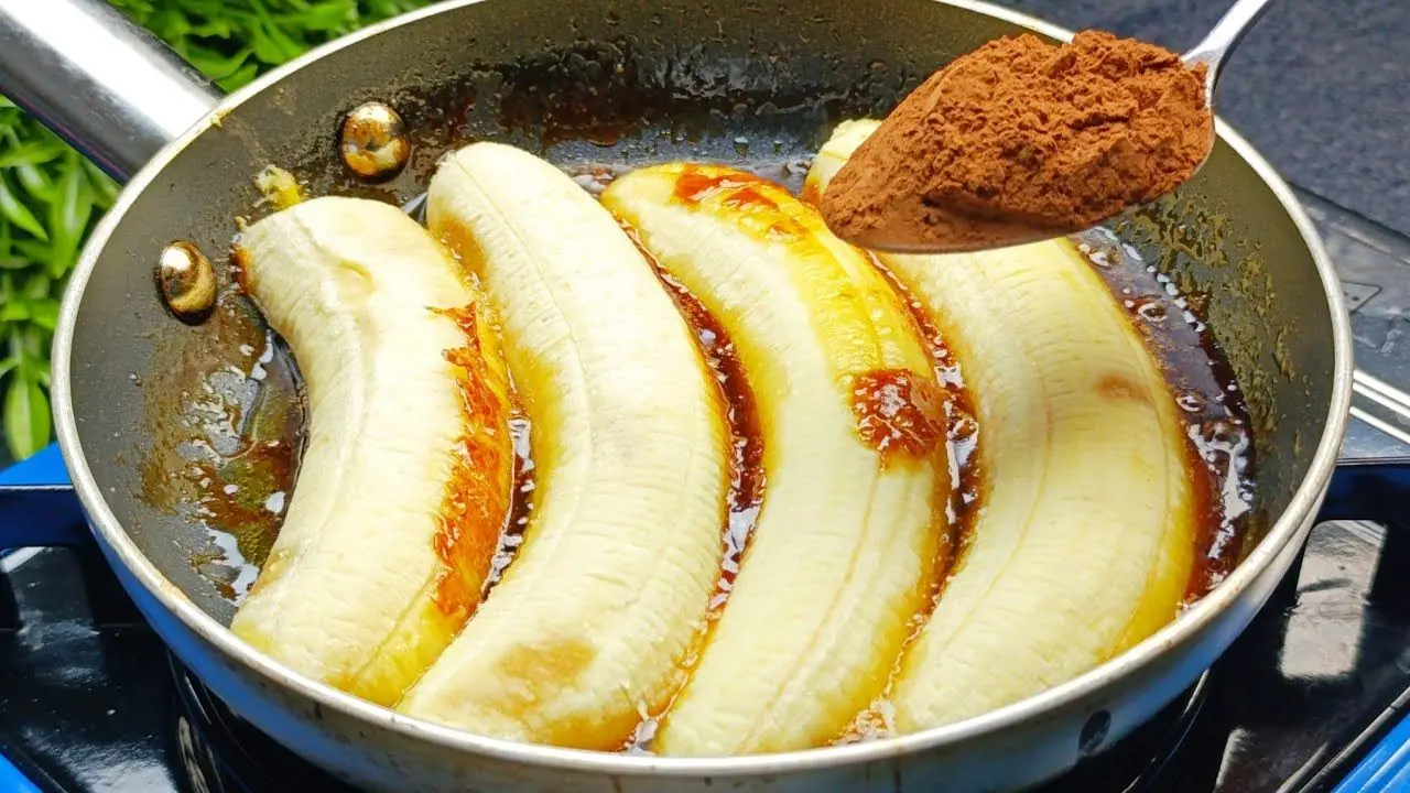 طرز تهیه کیک موزی شکلاتی تابه ای بدون نیاز به فر؛ فقط با یک عدد تخم مرغ