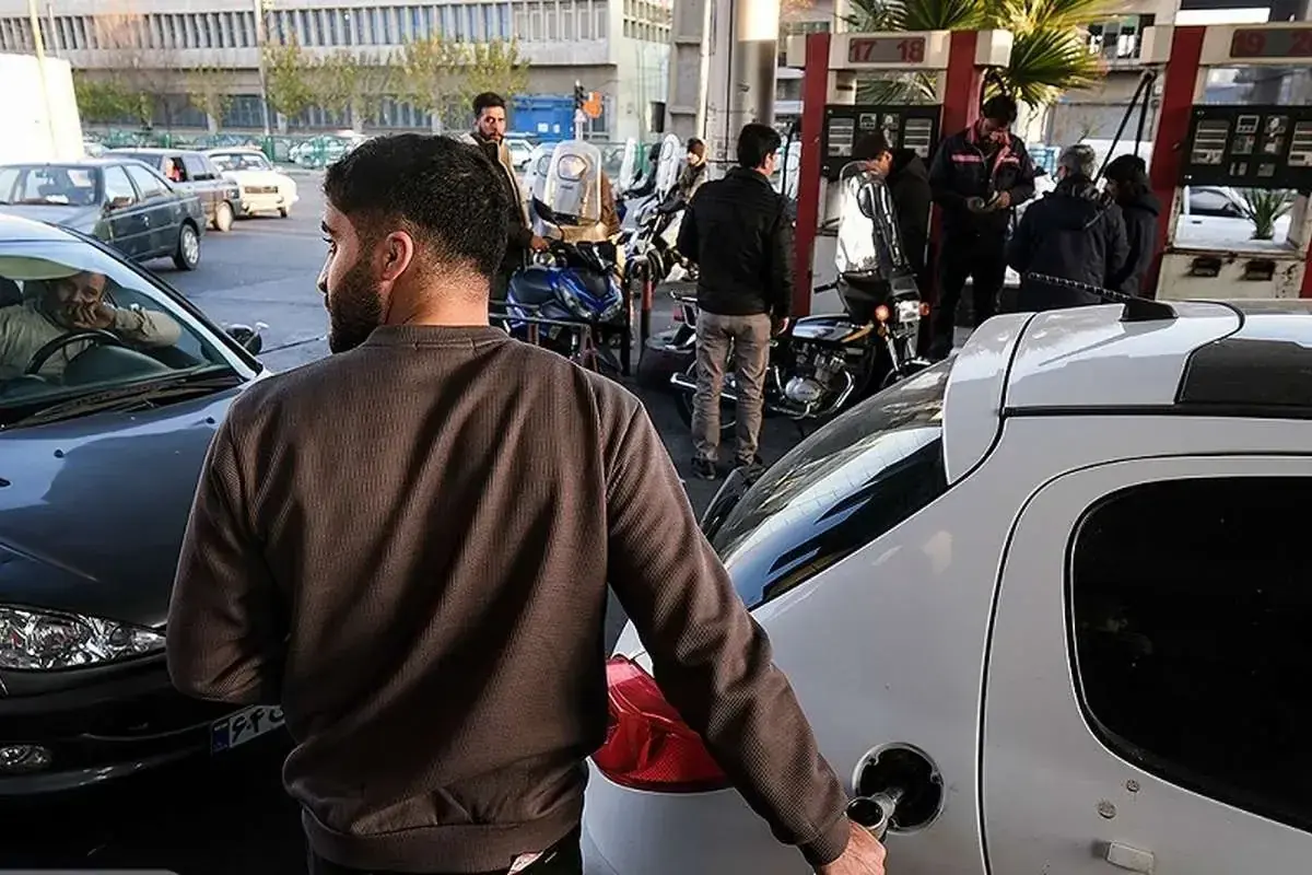 چرا بنزین به بمب ساعتی ایران تبدیل شد؟/ سنگی که اصولگرایان مجلس هفتم در چاه معیشتی مردم انداختند