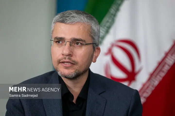 نماینده مجلس: هنوز لباس ترامپ بوی غذای هواپیما میدهد آنوقت ادعای تصاحب تنگه هرمز را میکند!